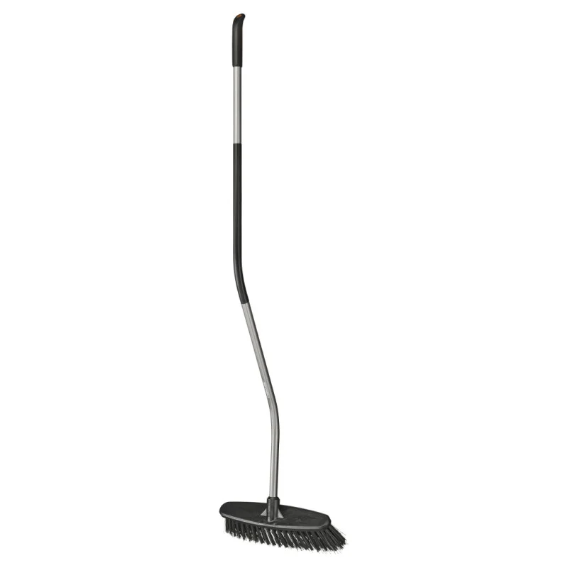 Značkový FISKARS Koště se zahnutou násadou Ergonomic